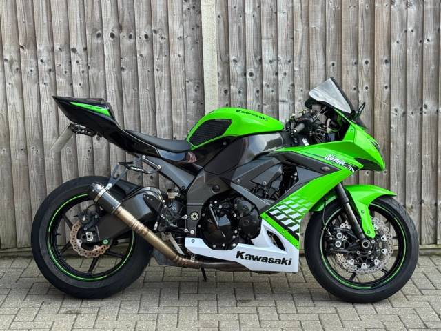 Kawasaki Ninja ZX10R 2010 (10) ANNIVERSARY EDITION SUPER SPORT + 13,000 MILES SUPER SPORT Petrol Green