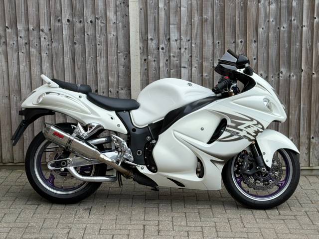 Suzuki GSX 1300R L0 HAYABUSA 2011 (11) SUPER SPORT + CHROME EXTRAS + HUGE SPEC SPORT Petrol White