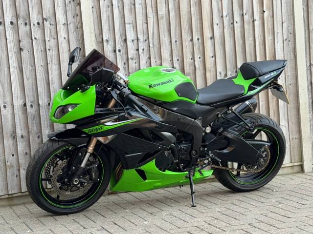 2009 Kawasaki Ninja ZX6R 2009 (09) SUPER SPORT + AKRAPOVIC