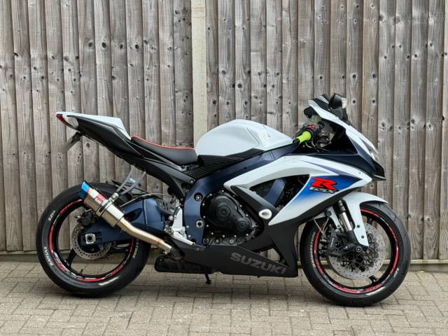 Suzuki Gsx-r 750 L0 2010 (10) SUPER SPORT + BLACK WIDOW + VERY CLEAN THROUGHOUT SUPER SPORT Petrol White