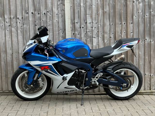 2011 Suzuki Gsx-r 600 L1 2011 (60) SUPER SPORT + 11,000 MILES + GP EXHAUST