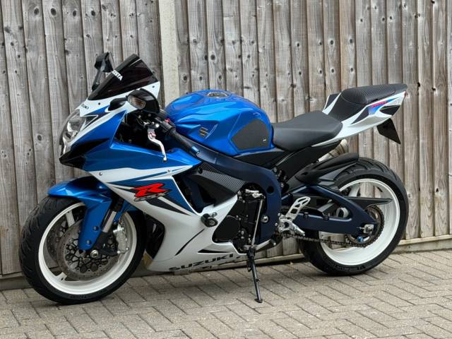 2011 Suzuki Gsx-r 600 L1 2011 (60) SUPER SPORT + 11,000 MILES + GP EXHAUST