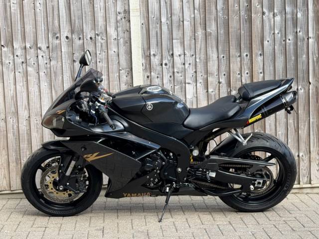 2008 Yamaha YZF R1 2008 (08) SUPER SPORT + AKRAPOVIC + LOADS OF PAPER WORK