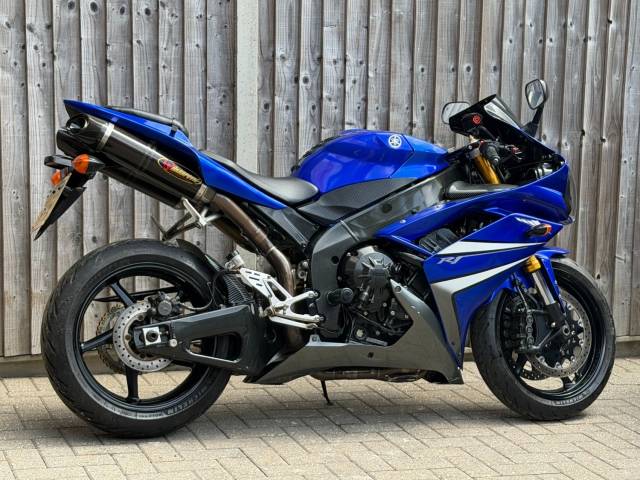 2008 Yamaha YZF R1 2008 (08) SUPER SPORT + 15,000 MILES + AKRAPOVIC