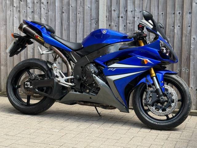 2008 Yamaha YZF R1 2008 (08) SUPER SPORT + 15,000 MILES + AKRAPOVIC