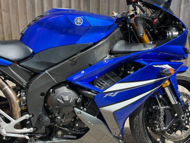 2008 Yamaha YZF R1 2008 (08) SUPER SPORT + 15,000 MILES + AKRAPOVIC