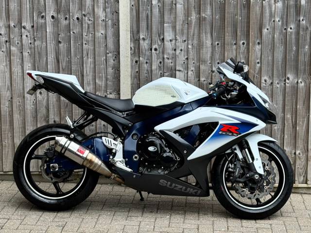 Suzuki Gsx-r 750 L0 2010 (10) SUPER SPORT + BLACK WIDOW + 15,000 MILES SUPER SPORT Petrol White