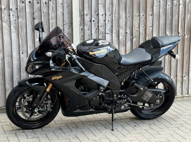 2011 Kawasaki Ninja ZX10R 2011 (11) SUPER SPORT + YOSHIMURA + 11,000 MILES