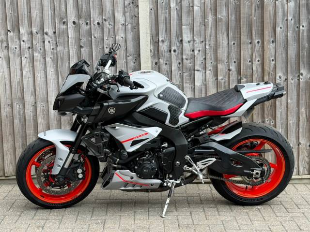 2019 Yamaha MT-10 ABS 2019 (19) AKRAPOVIC FULL SYSTEM + LOADS OF EXTRAS