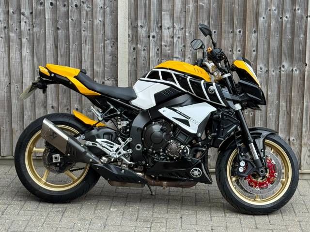 Yamaha MT-10 ABS 2017 (17) KENNY ROBERTS ANNIVERSARY + 5,700 MILES SPORT Petrol Black