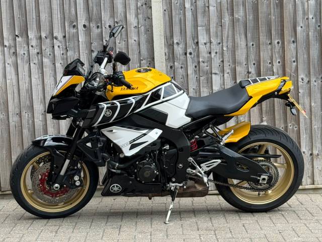 2017 Yamaha MT-10 ABS 2017 (17) KENNY ROBERTS ANNIVERSARY + 5,700 MILES