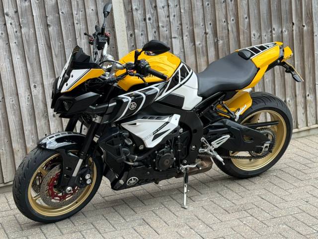2017 Yamaha MT-10 ABS 2017 (17) KENNY ROBERTS ANNIVERSARY + 5,700 MILES