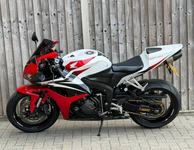 2010 Honda CBR 600 RR 2010 (10) SUPER SPORT + FULL SERVICE HISTORY + AKRAPOVIC
