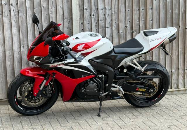 2010 Honda CBR 600 RR 2010 (10) SUPER SPORT + FULL SERVICE HISTORY + AKRAPOVIC