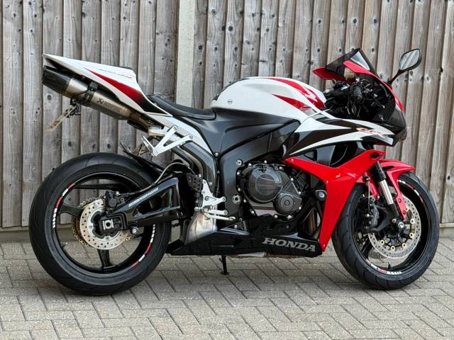 2010 Honda CBR 600 RR 2010 (10) SUPER SPORT + FULL SERVICE HISTORY + AKRAPOVIC