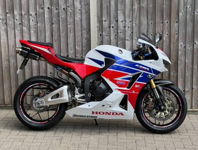 Honda CBR 600 RR ABS 2015 (15) SUPER SPORT + 7,500 MILES + DELKEVIC EXHAUST SUPER SPORT Petrol White