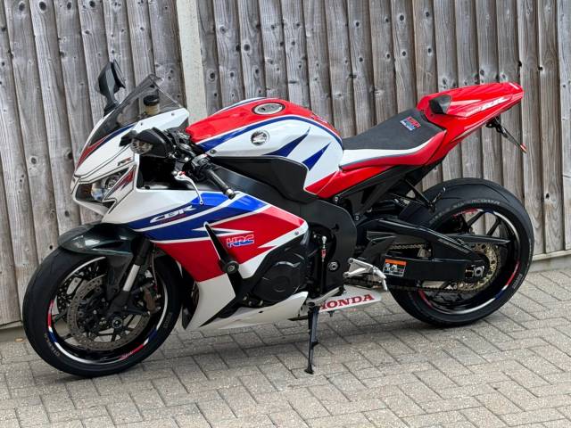 2014 Honda CBR 1000 RR FIREBLADE 2014 (64) SUPER SPORT + 11,500 MILES + AKRAPOVIC