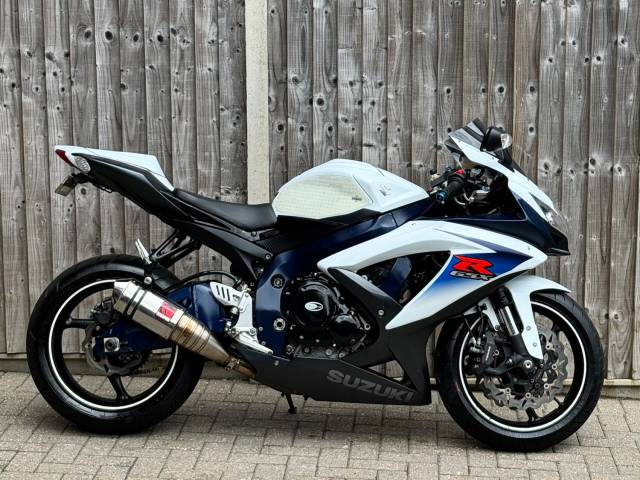 Suzuki Gsx-r 750 L0 2010 (10) SUPER SPORT + BLACK WIDOW + 15,000 MILES SUPER SPORT Petrol White