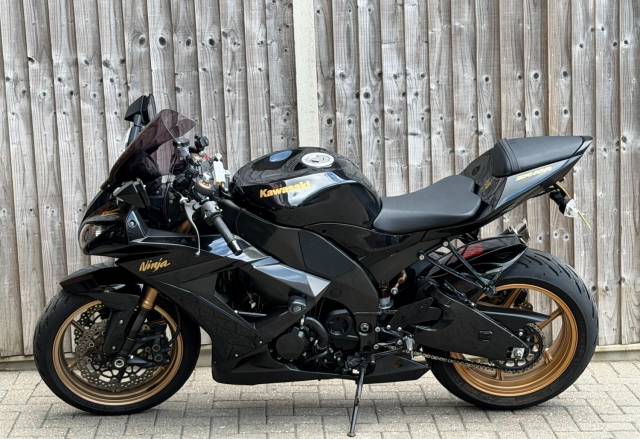 2010 Kawasaki Ninja ZX10R 2010 (60) SUPER SPORT + 13,900 MILES + PIPE WERX EXHAUST