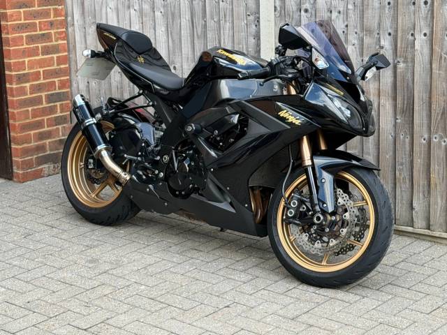 2010 Kawasaki Ninja ZX10R 2010 (60) SUPER SPORT + 13,900 MILES + PIPE WERX EXHAUST