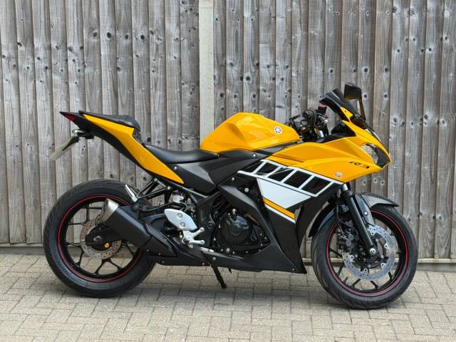 Yamaha YZF R3 2018 (18) KENNY ROBERTS ANNIVERSARY REPLICA + 7,800 MILES SUPER SPORT Petrol Black
