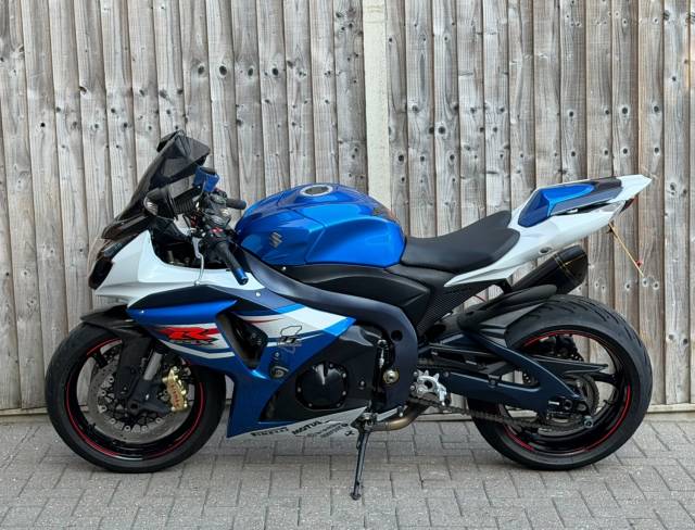 2012 Suzuki Gsx-r 1000 L2 2012 (12) SUPER SPORT + 11,000 MILES + FULL SERVICE HISTORY