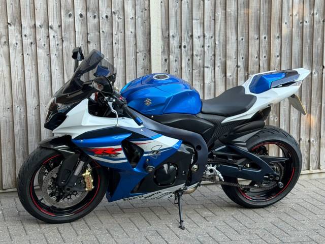 2012 Suzuki Gsx-r 1000 L2 2012 (12) SUPER SPORT + 11,000 MILES + FULL SERVICE HISTORY