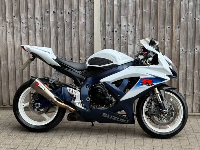 Suzuki Gsx-r 600 L0 2010 (PRIVATE REG) SUPER SPORT + SCORPION + LOW MILES SUPER SPORT Petrol White
