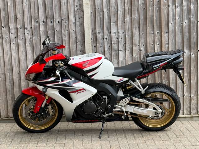2007 Honda CBR 1000 RR FIREBLADE HRC 2007 (07) SUPER SPORT + 5,600 MILES FROM NEW !!!