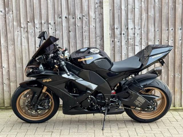 2010 Kawasaki Ninja ZX10R 2010 (10) SUPER SPORT + VERY CLEAN + FULL AKRAPOVIC