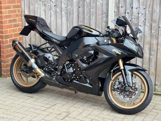 2010 Kawasaki Ninja ZX10R 2010 (10) SUPER SPORT + VERY CLEAN + FULL AKRAPOVIC