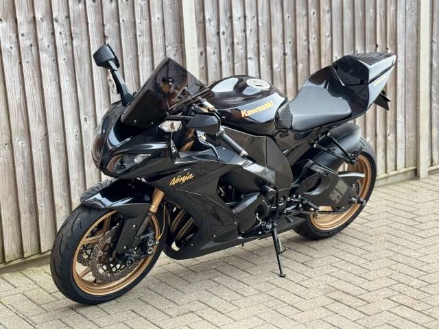 2010 Kawasaki Ninja ZX10R 2010 (10) SUPER SPORT + VERY CLEAN + FULL AKRAPOVIC