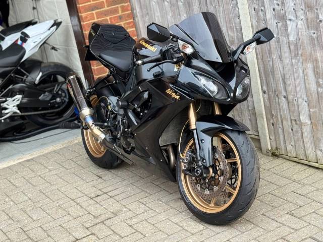 2010 Kawasaki Ninja ZX10R 2010 (10) SUPER SPORT + VERY CLEAN + FULL AKRAPOVIC