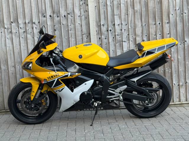 2002 Yamaha YZF R1 5PW 2002 SUPER SPORT + KENNY ROBERTS REPLICA