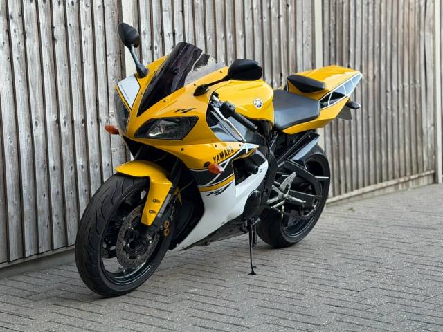 2002 Yamaha YZF R1 5PW 2002 SUPER SPORT + KENNY ROBERTS REPLICA