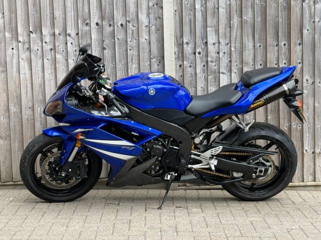 2008 Yamaha YZF R1 2008 SUPER SPORT + AKRAPOVIC + 15,000 MILES