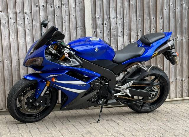 2008 Yamaha YZF R1 2008 SUPER SPORT + AKRAPOVIC + 15,000 MILES