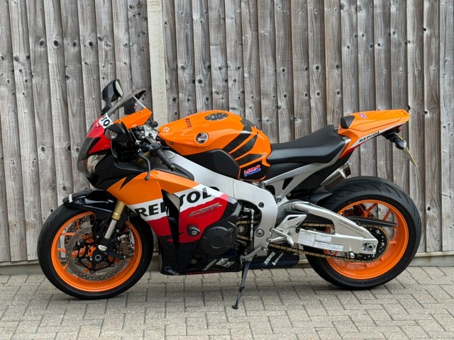2010 Honda CBR 1000 RR FIREBLADE 2010 (10) + REPSOL REP + SUPER SPORT + 11,200 MILS