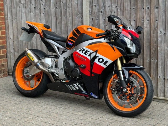 2010 Honda CBR 1000 RR FIREBLADE 2010 (10) + REPSOL REP + SUPER SPORT + 11,200 MILS