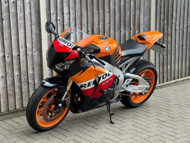 2010 Honda CBR 1000 RR FIREBLADE 2010 (10) + REPSOL REP + SUPER SPORT + 11,200 MILS