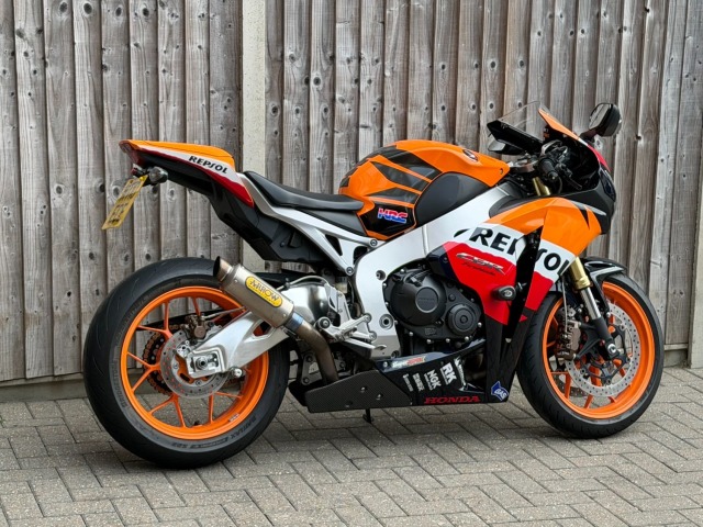2010 Honda CBR 1000 RR FIREBLADE 2010 (10) + REPSOL REP + SUPER SPORT + 11,200 MILS